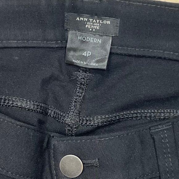 Ann Taylor - Modern Fit Black Pants - Must Have Essential - Size 4P - Picture 1 of 4